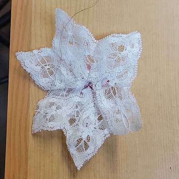 Vtg. 20 Victorian lace hand made snowflake & angel ornaments, &vtg. bead garland - Picture 4 of 12